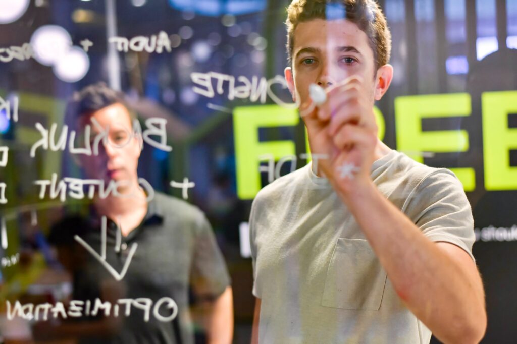 Two digital marketing experts planning about SEO and adaptive marketing strategies.