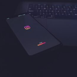 the instagram loading screen on a Samsung Galaxy phone